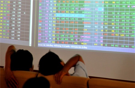 Nhà đầu tư còn nhiều cổ phiếu cân nhắc giảm bớt trạng thái trong các phiên hồi bởi rủi ro giảm điểm vẫn còn. Ảnh: Hoàng Hà