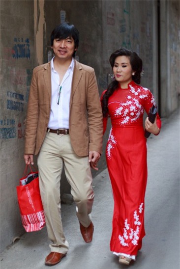 Vợ chồng Cù Trọng Xoay chuẩn bị trong lễ ăn hỏi.