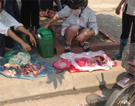 Vô tư bày bán ngay sát mặt đường (Ảnh: Nguyễn Lê)