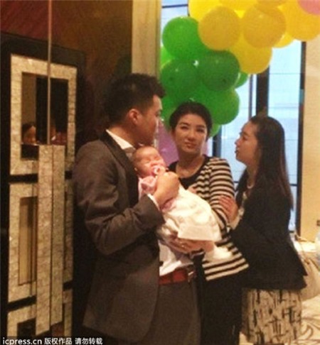 Vợ chồng Huỳnh Dịch tổ chức tiệc 100 ngày cho con 2