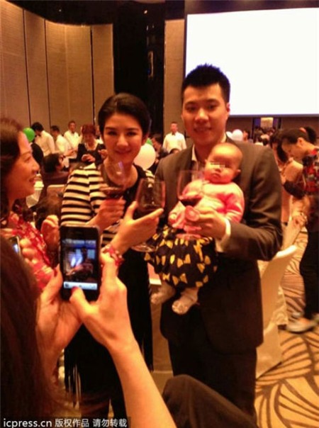 Vợ chồng Huỳnh Dịch tổ chức tiệc 100 ngày cho con 4