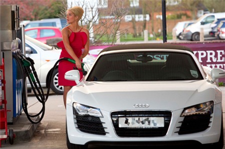 Helen quyến rũ khi mặc váy đỏ, đi xe Audi trắng tại tiệm đổ xăng.