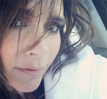 Bà Becks mỉm cười khoe tóc mới.