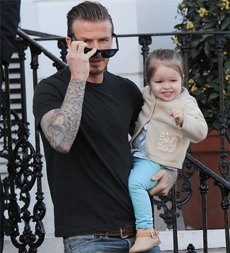 Hôm 30/4, Becks bế cô con gái nhỏ xuống phố.