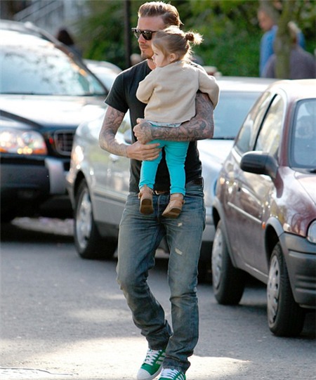 Tóc búi lọn trên đầu đáng yêu, Harper trông có vẻ già dặn trong bộ quần áo sành điệu, thời thượng.