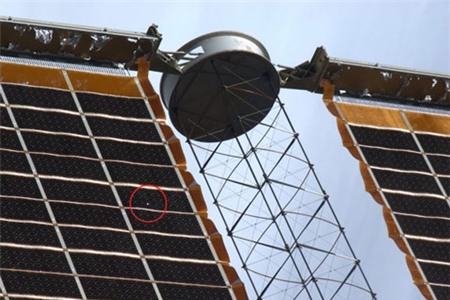 Trạm ISS, rác vũ trụ, thiên thạch, pin mặt trời, lỗ thủng, nguồn gốc
