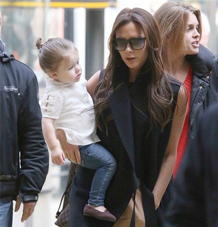 21 tháng tuổi, Harper đi vững nhưng cô nhóc thường xuyên được bố mẹ và các anh bế.