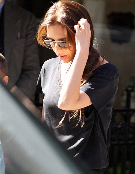 Cựu thành viên nhóm Spice Girls diện cả cây đen khi đưa hai cậu con trai Romeo và Cruz đi mua sắm tại London.