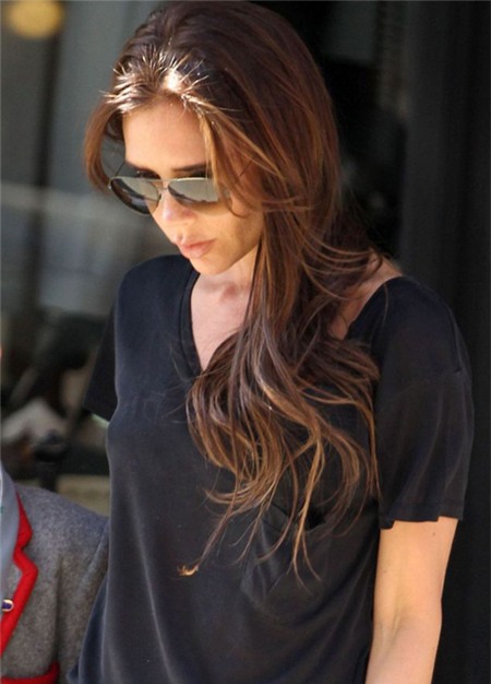 Mặc đồ tối màu nhưng vì chiếc quần rộng nên cựu ca sĩ nhạc pop giấu được thân hình gày gò.