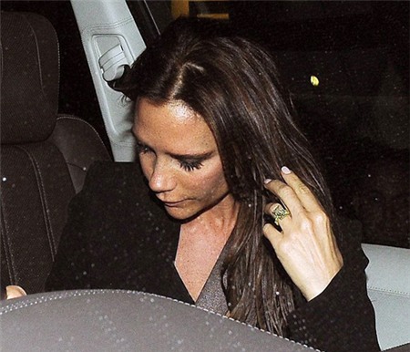 Buổi tối cùng ngày, nhà thiết kế thời trang 39 tuổi đi chơi với một cô bạn gái.