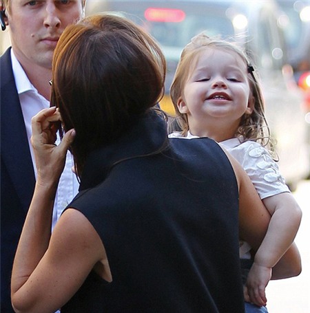 Hôm 2/5, đúng ngày sinh nhật lần thứ 38 của Becks, Vic bế cô con gái Harper tới nhà ga St. Pancras để tới Paris.
