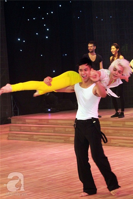 Yến Trang cùng bạn nhảy đùa giỡn trên sàn tập BNHV 10