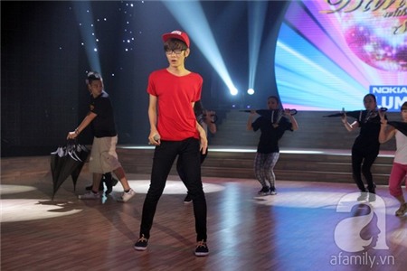 Yến Trang cùng bạn nhảy đùa giỡn trên sàn tập BNHV 12