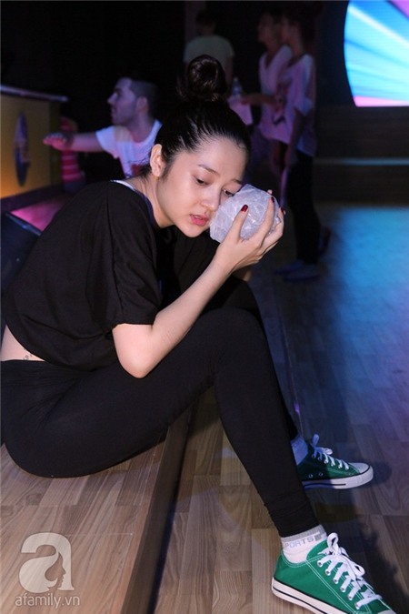 Yến Trang cùng bạn nhảy đùa giỡn trên sàn tập BNHV 13