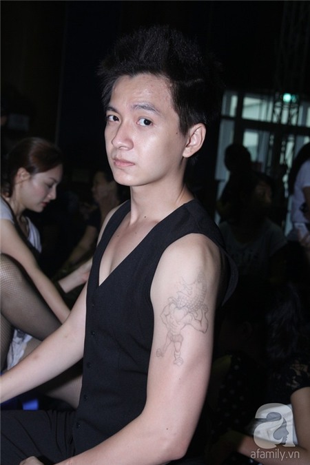 Yến Trang cùng bạn nhảy đùa giỡn trên sàn tập BNHV 14