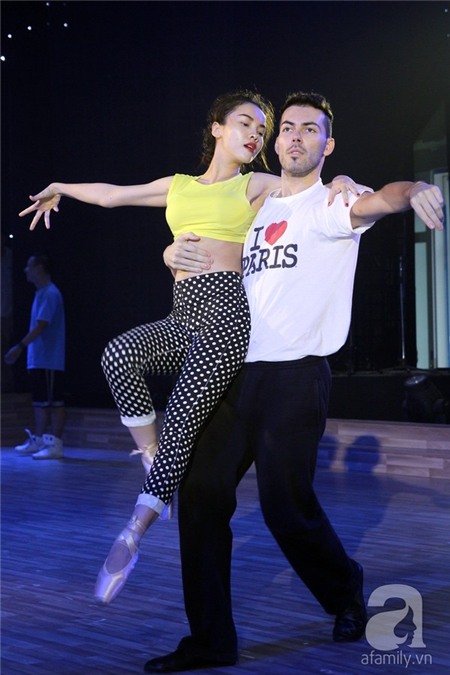 Yến Trang cùng bạn nhảy đùa giỡn trên sàn tập BNHV 2