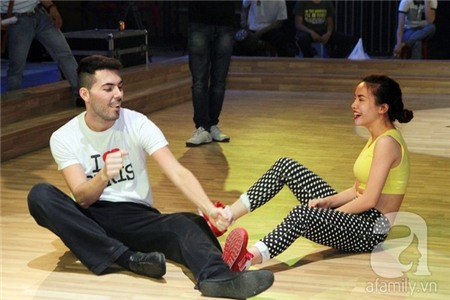 Yến Trang cùng bạn nhảy đùa giỡn trên sàn tập BNHV 3