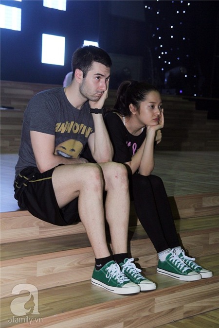 Yến Trang cùng bạn nhảy đùa giỡn trên sàn tập BNHV 4