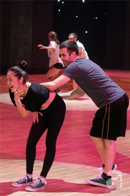 Yến Trang cùng bạn nhảy đùa giỡn trên sàn tập BNHV 5