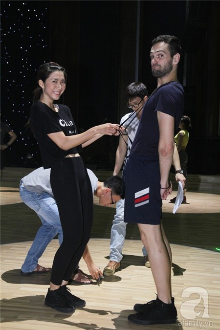 Yến Trang cùng bạn nhảy đùa giỡn trên sàn tập BNHV 6