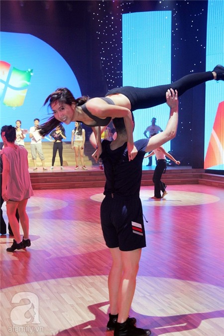 Yến Trang cùng bạn nhảy đùa giỡn trên sàn tập BNHV 7