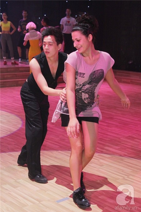Yến Trang cùng bạn nhảy đùa giỡn trên sàn tập BNHV 8