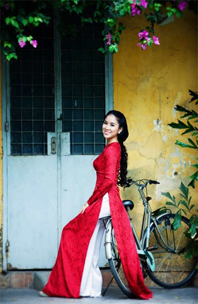 Không đẹp lộng lẫy, sắc sảo như các sao nữ khác của showbiz Việt, Lê Phương thu hút mọi người bởi vẻ dịu dàng, đằm thắm của người phụ nữ miền Tây Nam Bộ.