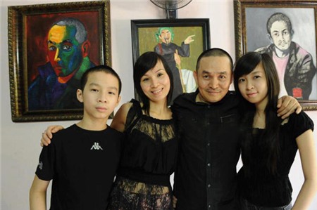 Bức ảnh gia đình hạnh phúc mà nghệ sĩ hài Xuân Hinh chụp cùng bà xã và hai con được nhiều người yêu thích.