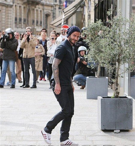 Chia tay vợ yêu, một mình cựu thủ quân tuyển Anh dạo quanh các cửa hàng tự mình sắm đồ.