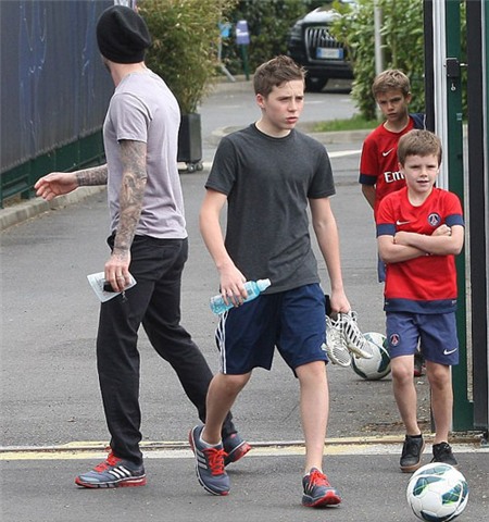 Buổi chiều cùng ngày, anh đưa ba cậu nhóc tới sân bóng của PSG tập luyện...
