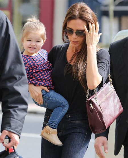 ... trong khi Vic và con gái nhỏ Harper cùng nhau xuống phố.