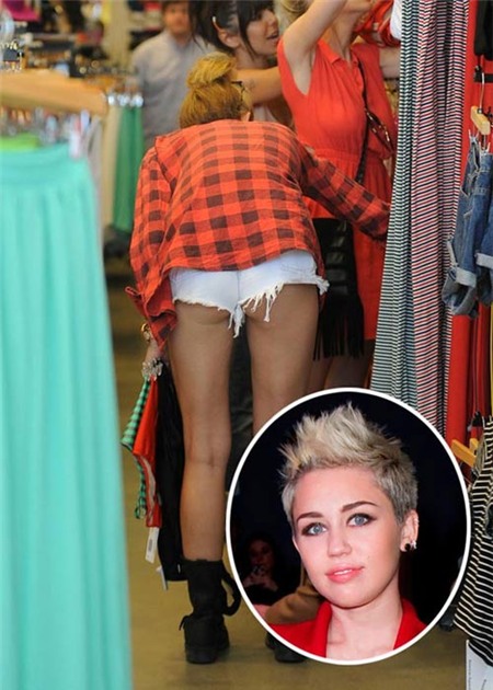 Muôn kiểu khoe 'bàn tọa' phản cảm của Sao - 4