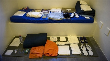  Một bộ đồ dùng tiêu chuẩn dành cho tù nhân ở Trại số 5 thuộc nhà tù Guatanamo.