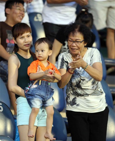 Cậu con trai Bùi Tấn Tài thường xuyên xuất hiện trên sân cùng bố mỗi khi có dịp.