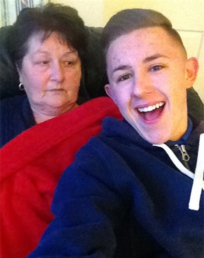 Chùm ảnh: Cụ bà giữ thăng bằng đồ vật trên đầu siêu giỏi 1