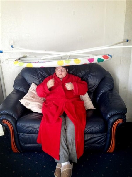 Chùm ảnh: Cụ bà giữ thăng bằng đồ vật trên đầu siêu giỏi 2