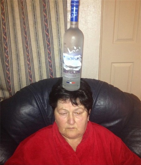 Chùm ảnh: Cụ bà giữ thăng bằng đồ vật trên đầu siêu giỏi 4