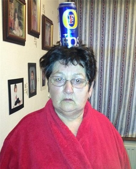 Chùm ảnh: Cụ bà giữ thăng bằng đồ vật trên đầu siêu giỏi 5