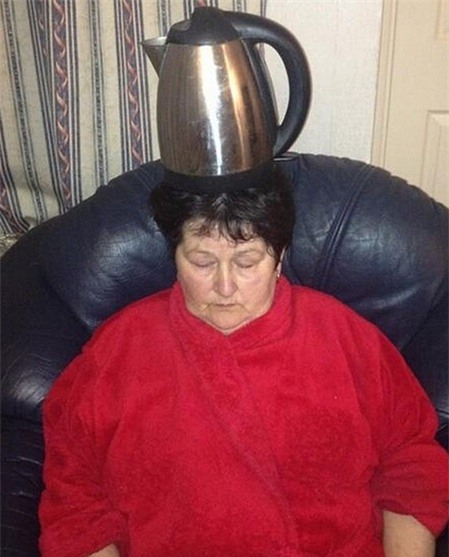 Chùm ảnh: Cụ bà giữ thăng bằng đồ vật trên đầu siêu giỏi 6