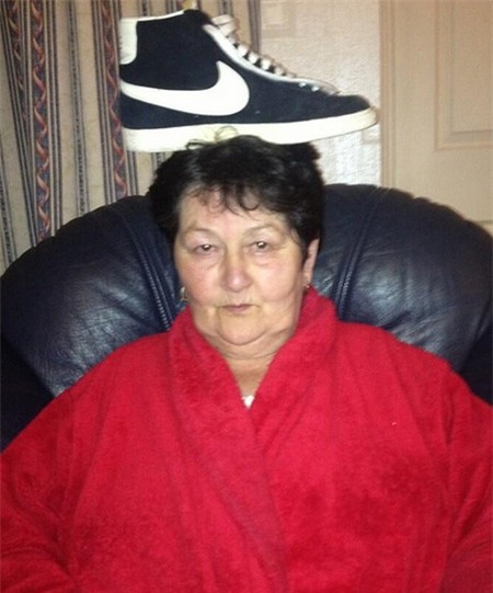 Chùm ảnh: Cụ bà giữ thăng bằng đồ vật trên đầu siêu giỏi 7