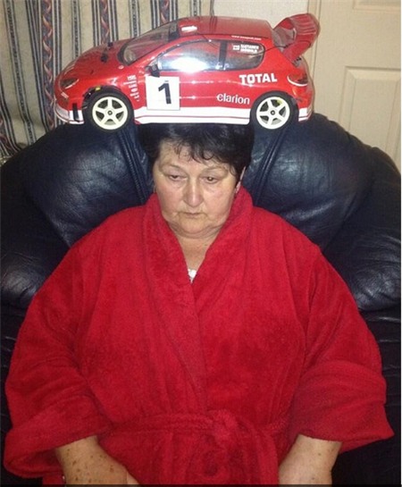 Chùm ảnh: Cụ bà giữ thăng bằng đồ vật trên đầu siêu giỏi 8