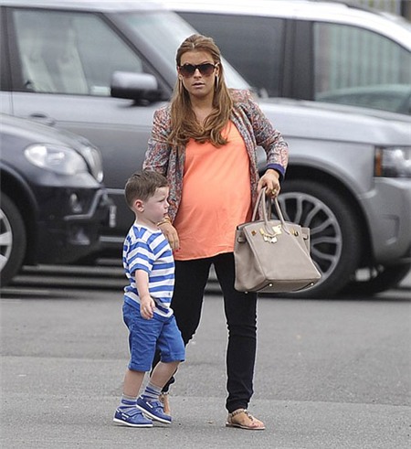 Hôm 5/5, Coleen cùng bé Kai tới sân Old Trafford cổ vũ Rooney khi MU gặp Chelsea trong trận đấu thuộc vòng 36 giải Ngoại hạng