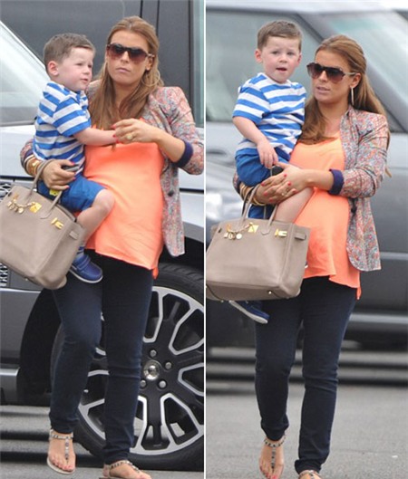 Tuy nhiên, một lúc sau, Coleen phải bế Kai lên.