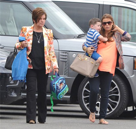 Bụng bầu sắp sinh nặng nề nhưng chiều con, Coleen vẫn bế bé.