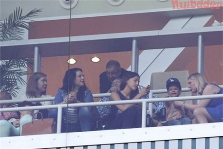 Con trai C. Ronaldo sợ phát khóc.