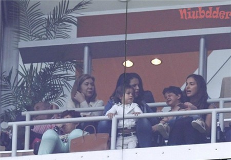 Irina bế cậu bé để dỗ dành.