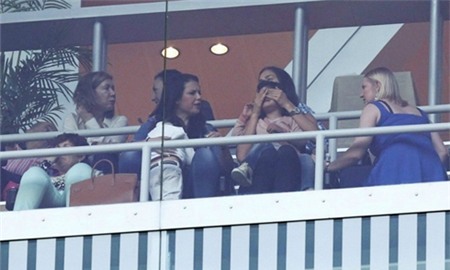 Siêu mẫu người Nga bịt mắt tiểu Ronaldo nhưng cậu bé vẫn khóc.