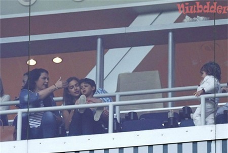 Phải khá vất vả, Irina mới dỗ được cậu bé nín khóc.