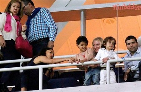 Sau khi nín, cậu bé lại tươi cười chơi đùa trên khán đài.