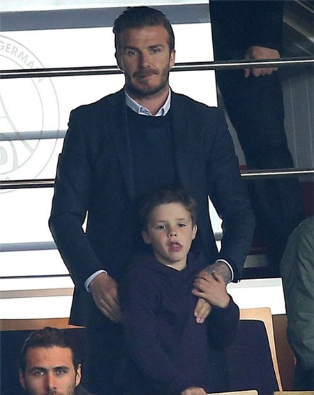 Ông bố bốn con với gương mặt lo lắng bồn chồn suốt trận đấu căng thẳng.